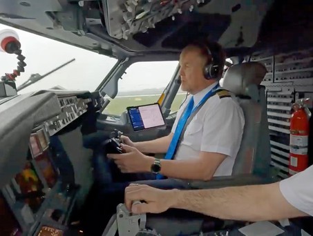 König Willem-Alexander bei seinem letzten Flug mit einer Boeing 737: Er lässt sich nochmals umschulen.