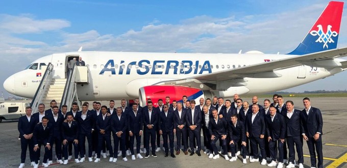 Die serbische Mannschaft flog auf dem Weg zur WM mit einem Airbus A319 (Kennzeichen YU-APC) von Air Serbia zuerst nach Bahrain.