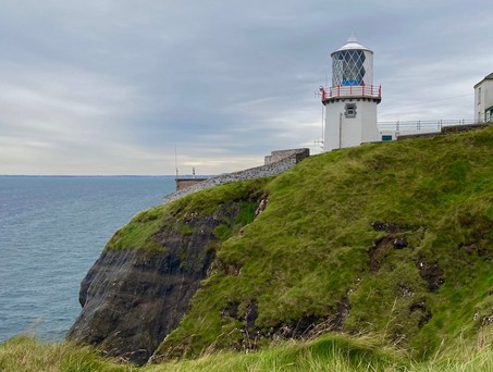 Erhabene Lage des Blackhead Lighthouse nordöstlich von Belfast, Nordirland