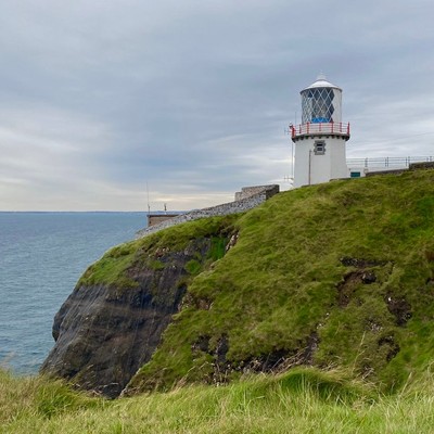 Erhabene Lage des Blackhead Lighthouse nordöstlich von Belfast, Nordirland