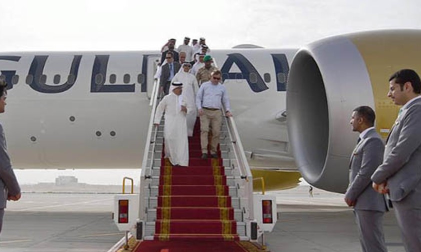 Die Ehrengäste besuchen zum ersten Mal die neue Boeing 787-9 von Gulf Air.