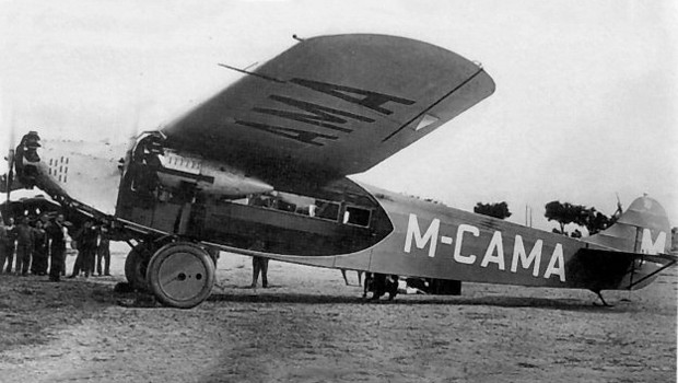 Die spanische Monopolfluggesellschaft Classa (Compañía de Líneas Aéreas Subvencionadas Sociedad Anónima) führte 1933 den ersten Passagierflug auf die Kanaren durch. Zwei Jahre später wurde Madrid - Las Palmas zur Linienstrecke.