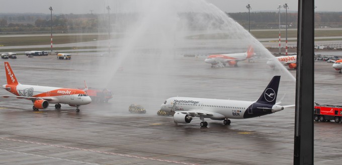 Die ersten beiden Flugzeuge kommen am BER an: Zwei Airbus A320 Neo von Easyjet und Lufthansa markierten den Betriebsbeginn des BER.