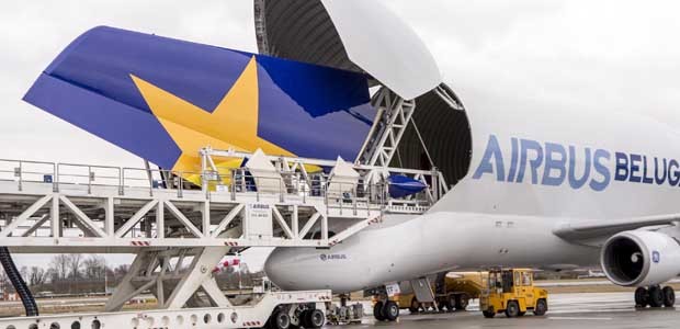 Die Heckflosse eines Skymark-A380 wird verladen: Die Airline macht Airbus Vorwürfe.