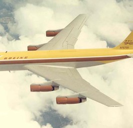 Am Anfang der Entwicklung stand das Tankflugzeug Boeing KC-135. Aus ihm wurde die zivile Variante Boeing 367-80 entwickelt. Das Modell hatte vor sechzig Jahren seinen Erstflug.