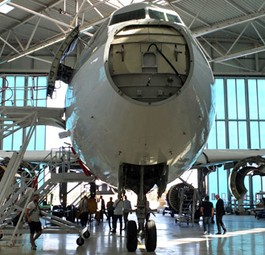 Der Airbus A310 steht im 4000 Quadratmeter großen Hangar der Firma German Aircraft Maintenance am Flughafen Paderborn/Lippstadt.