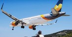 Flughafen Skiathos (Symbolbild): Warnschilder weisen auf den Luftstoß hin.