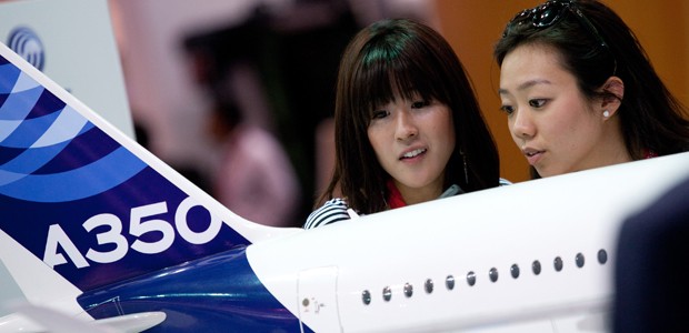 Frauen betrachten ein Modell eines Airbus A350: Option für JAL.