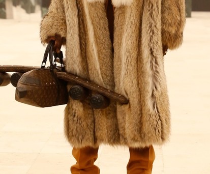 Tasche von Louis Vuitton: Kein Schnäppchen. Und nicht besonders praktisch als Handgepäck.