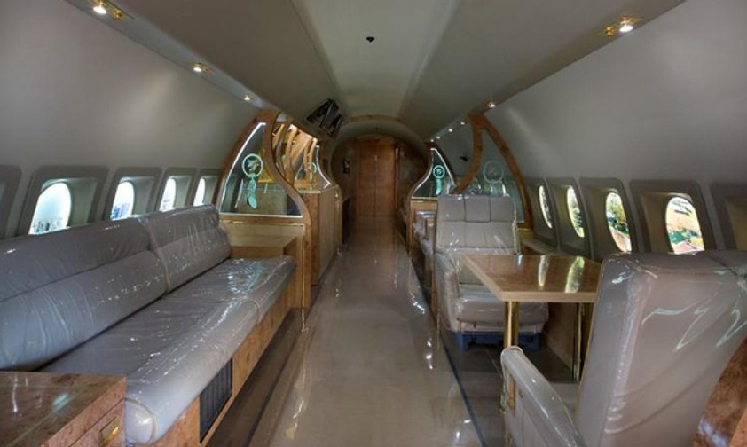 Das Anwesen ist kein gewöhnliches Anwesen. Dazu gehört auch eine Fokker F28. Der Jet besticht mit einer exklusiven Ausstattung.