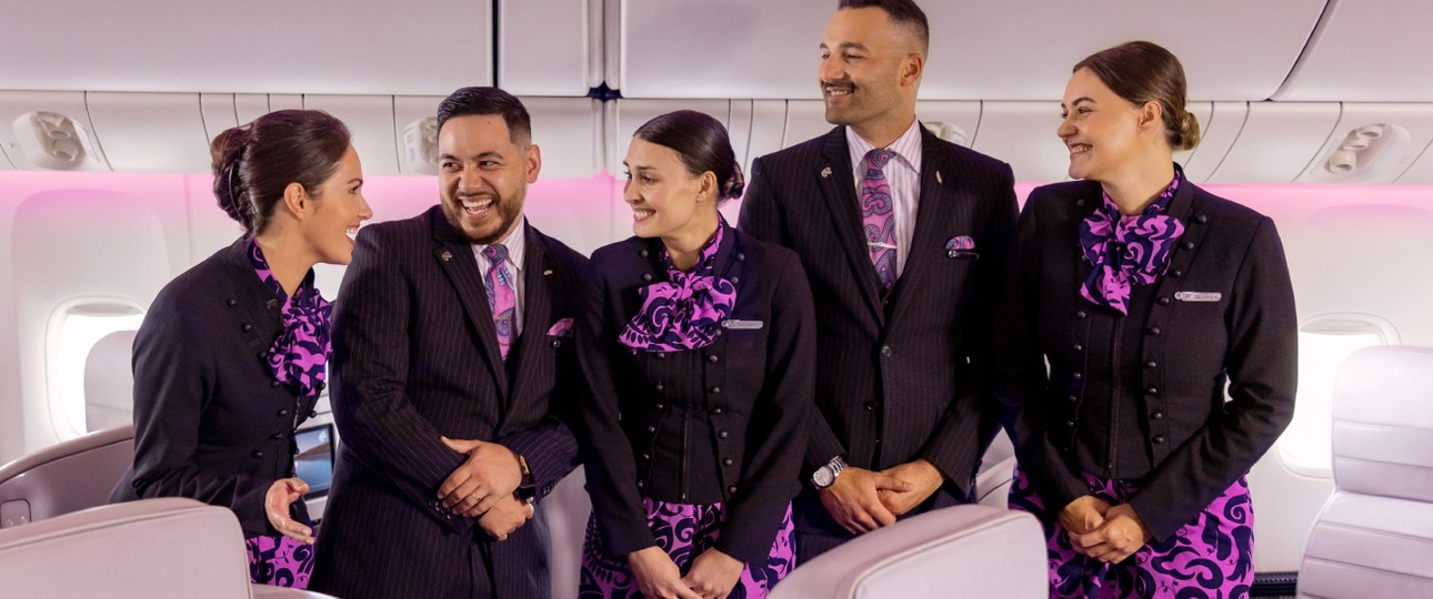 Kabinencrew von Air New Zealand in aktuellen Uniformen: 2025 soll es neue geben.