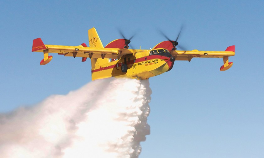 Canadair 515:  De Havilland Canada verspricht, dass der Flieger täglich bis zu 700.000 Liter Wasser ins Brandgebiet bringen kann.