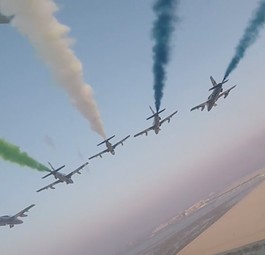 Ein Airbus A380 mit bunter Begleitung