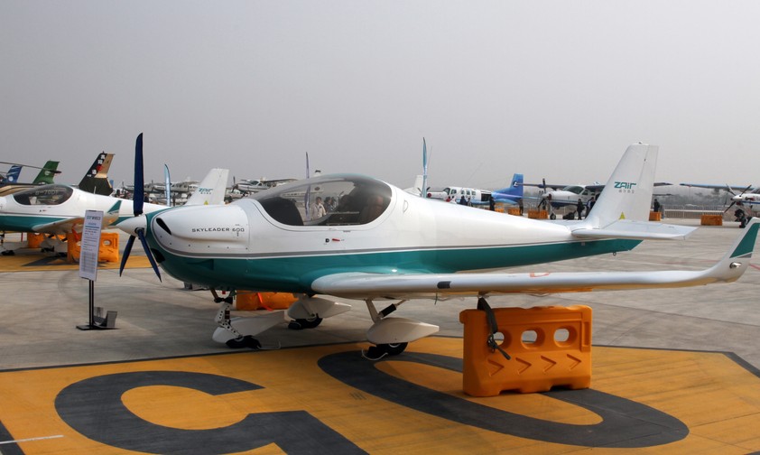 Mehrere chinesische Kleinflugzeug auf einer Messe in Wuhan: Aktuell dürfen nur noch Linien- und Rettungsflüge in China starten.