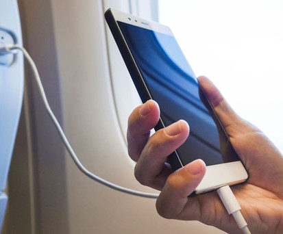 Smartphone lädt im Flieger: Verzichtbar oder nicht?