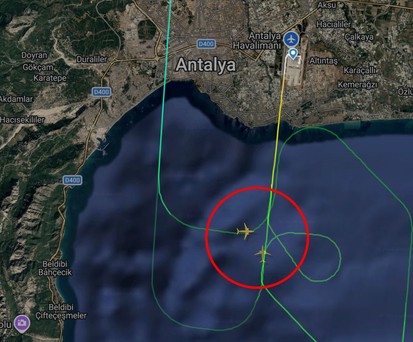 Zur Erstellung dieses Bildes haben die beiden Flugverläufe übereinander gelegt, als visuelle Annäherung: Von links kommt der Jet-2-Flieger, von unten der Tui-Jet.