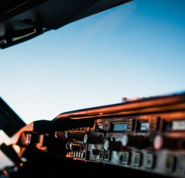 Flugzeugcockpit: Piloten müssen den Höhenmesser mit dem Luftdruck kalibrieren.