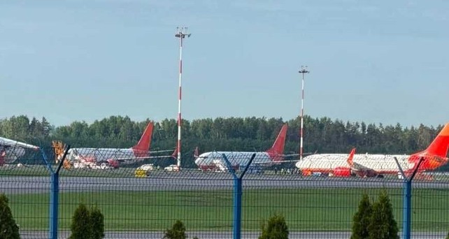 Drei Boeing 737-800 am Flughafen Minsk: Die Flugzeuge flogen zuvor für Sky Up Airlines. 