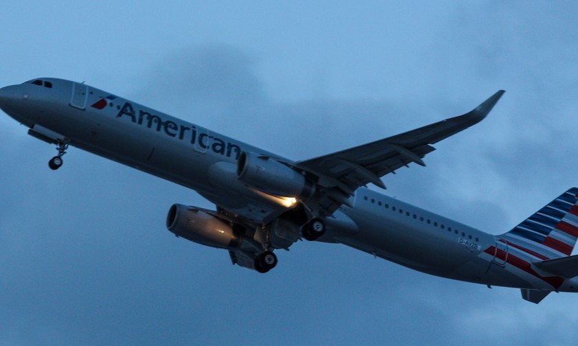 A321 von American Airlines: Ein Airbus dieses Typs rasierte einen Scheinwerfer ab.