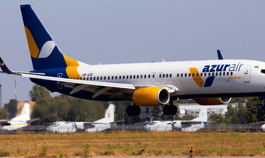 Eine Boeing 737-800 von Azur Air Ukraine:  Nach einem Jahr Pause startet die Airline mit einem neuen Namen.