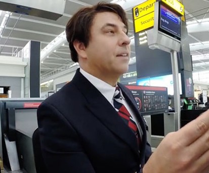 Wenn der Mann am Check-in skurrile Fragen stellt