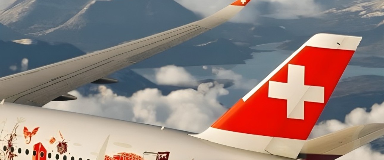 Hinterer Teil des ersten Airbus A350 von Swiss: Der weiße Streifen auf der Heckflosse ist klar sichtbar.
