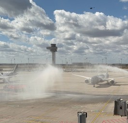 Präziosionsarbeit: Die beiden Flieger der Jubiläumsflüge LH2026 und LH1926 rollen in Berlin ans Gate - synchron.