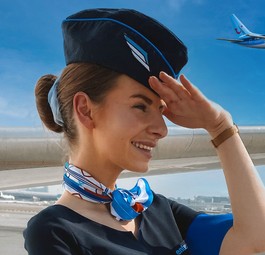 Flugbegleiterin von Enter Air, Flugzeug von Tui: Neue Airline im Anflug.