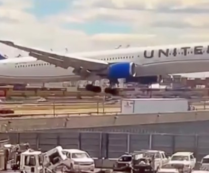 Der Moment vor der Berührung: Die Boeing 767 von United fliegt extrem niedrig an.