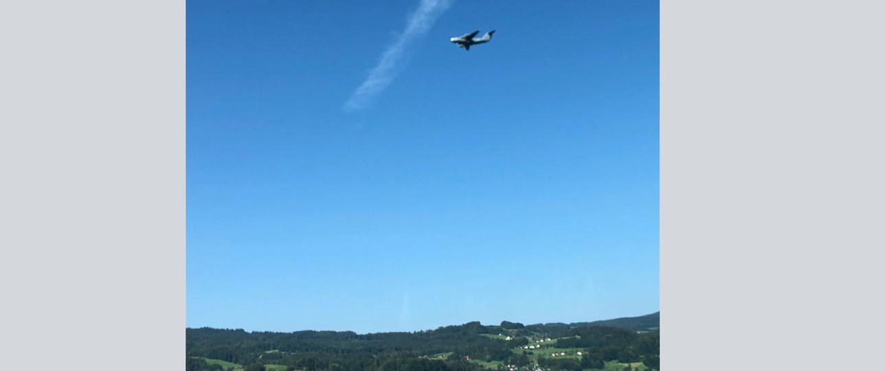 Die Boeing C-17 der Nato bei Nussdorf am Attersee: Illegales Manöver in Österreich.