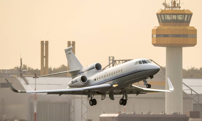Falcon 900 am Flughafen Hamburg: Kontrollen des LBA werden kritisiert.