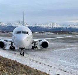 Die Boeing 737 in der Senke: Jet von Alaska Airlines.