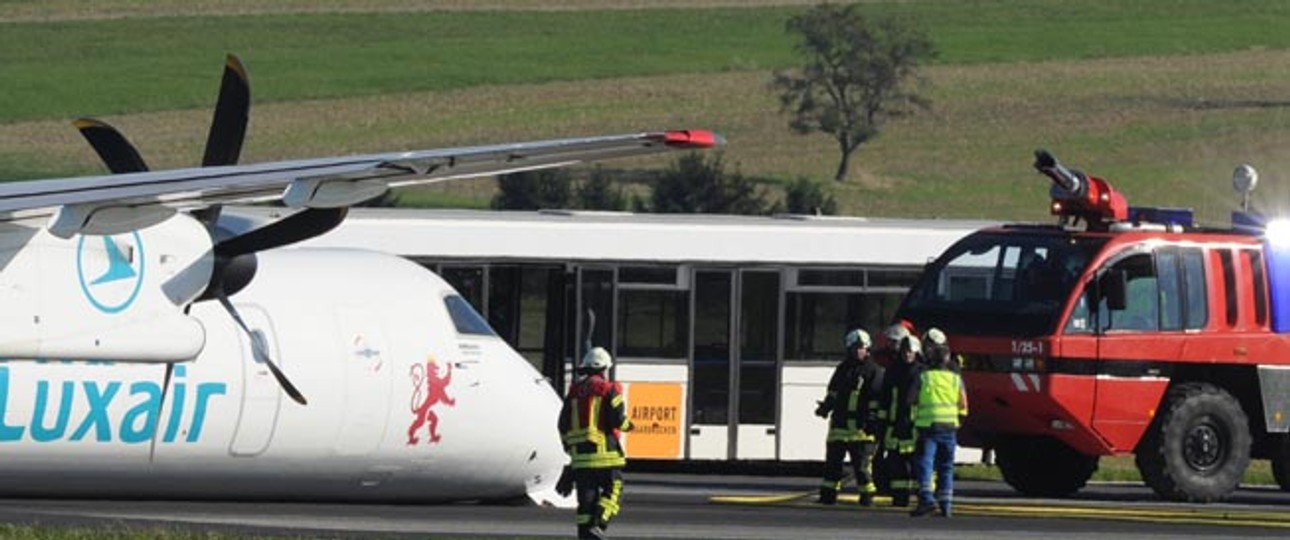 Szenen eines ungewöhnlichen, aber zum Glück glimpflich ausgegangenen Unfalls. Die Bombardier Dash 8 Q400 blieb am 30. September 2015...