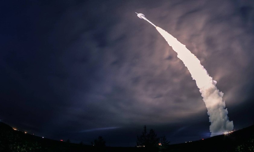 Trägerrakete nach dem Start: Trümmer werden zum Problem für die Luftfahrt.