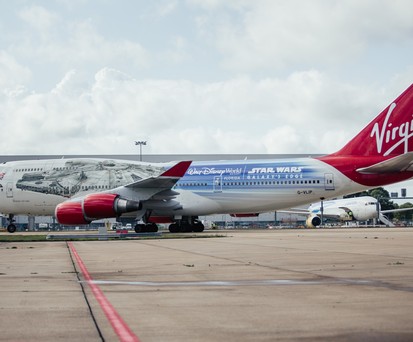 Star-Wars-Flieger von Virgin: Er feiert Han Solos Millennium Falcon.
