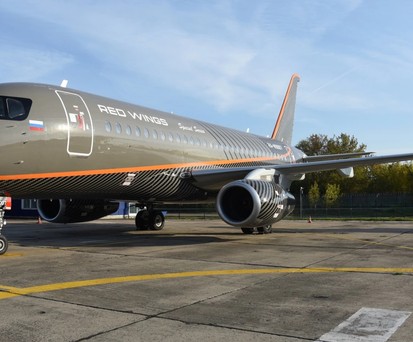 Der VIP-Superjet von außen: Kennzeichen RA-89007.