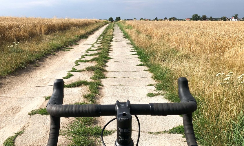 Fahrrad auf einem Feldweg: Nach abgesagten Flügen 3500 Kilometer im Sattel.