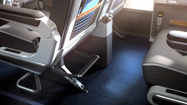 Der eigens für Lufthansa angefertigte Premium-Economy-Sitz ist je nach Flugzeugtyp um bis zu drei Zentimeter breiter als ein Sitz der normalen Economy Class. Er bietet zudem eine Fussstütze.