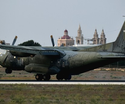 Die Transall C-160, die früher das deutsche militärische Kennzeichen 50+83 trug, in Malta.