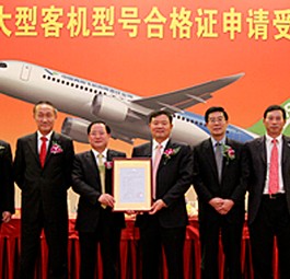 Comac-Manager posieren nach der Zertifizierung: Die C919 soll bald fliegen.