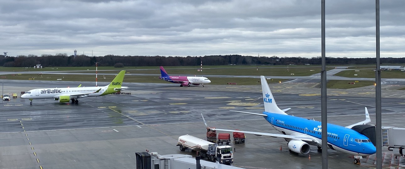Flugzeuge am Flughafen Hamburg, ein Tankfahrzeug neben dem KLM-Jet (Archivbild): Aktuell gibt es kein Kerosin mehr.