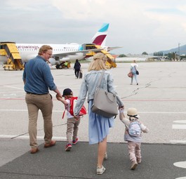 Passagiere am Flughafen Salzburg: Das Terminal 1 ist bereits ein halbes Jahrhundert alt.