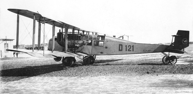 Friedrichshafen G IIIa: Dieser Flugzeugtyp war im Krieg oft als Nachtbomber im Einsatz, nach dem Krieg startete dieses Exemplar für die Deutsche Luft-Reederei, hier zu sehen 1921. Am Heck ist das Vogel-Logo zu erkennen.