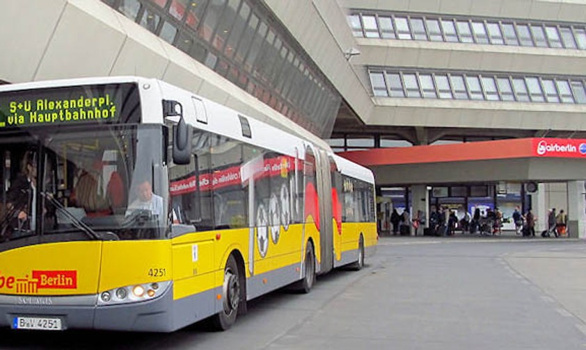 TXL-Bus vor dem Terminal 1 von Berlin-Tegel: Chaotischer Weg in die Stadt.