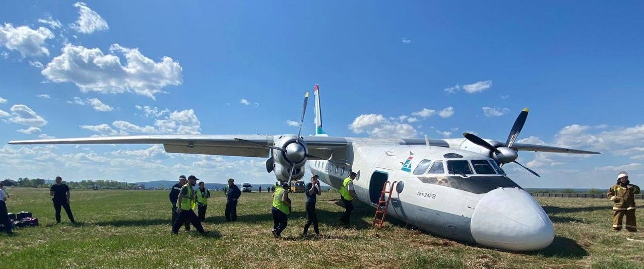 Antonov An 24 von Angara Airlines: Das Flugzeug ist auf der Nase gelandet.