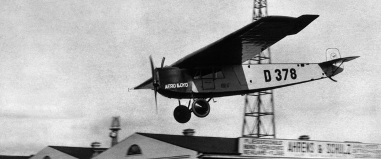 Die deutschen Fluglinien Junkers Luftverkehr und Deutsche Aero Lloyd fusionieren 1926 zur Deutschen Luft Hansa.