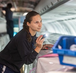 Arbeit mit Teilen von Lufthansa Technik (hier in Budapest): Auch in Russland lagern etliche.