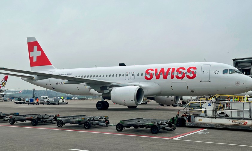 Airbus A320 mit dem Kennzeichen HB-IJR: Trägt als erstes Flugzeug die neue Lackierung.