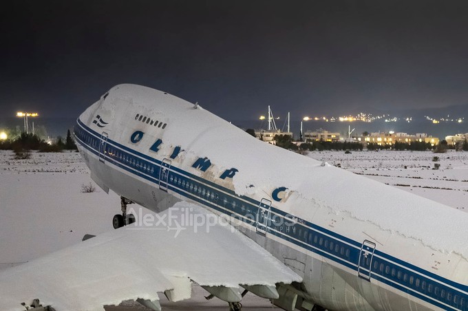 Die Boeing 747 kippte von der Schneelast nach hinten auf ihr Heck.