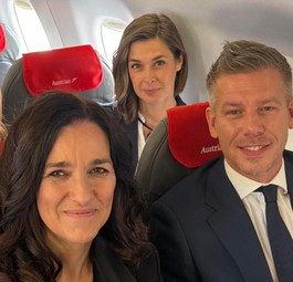 Péter Magyar im Flugzeug von Austrian Airlines: Anderer Stil als sein Vorgänger.